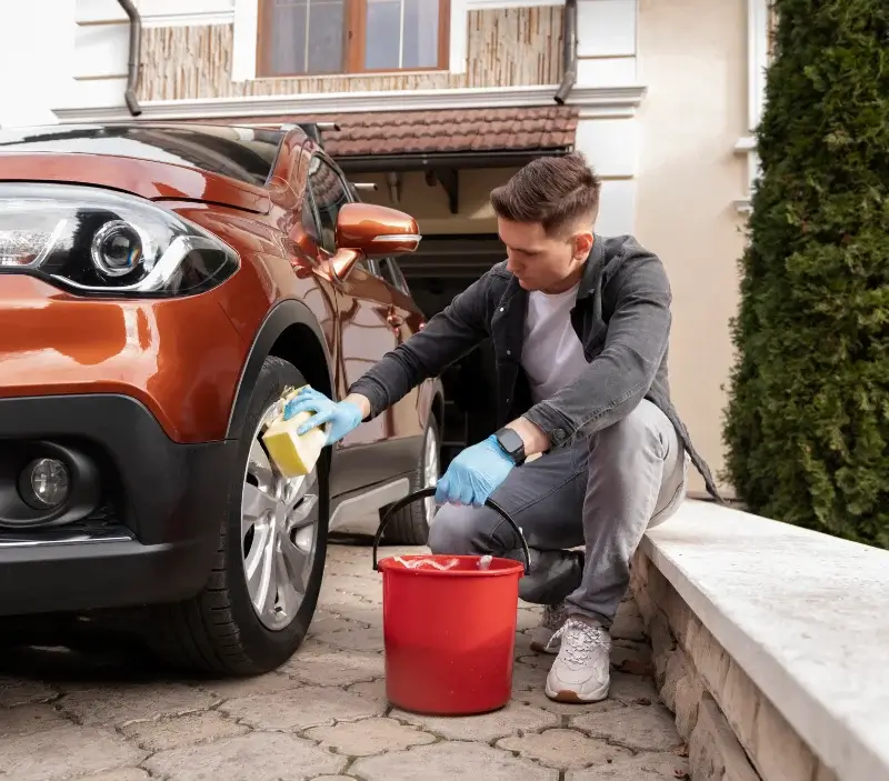 Lavage auto à domicile Galéria : professionnel intervenant sur un véhicule